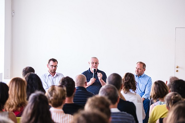 Hosťami diskusie boli Stanislav Sikora (Historický ústav SAV), Peter Jašek (Ústav pamäti národa) a Marek Junek (Národní museum, Praha)