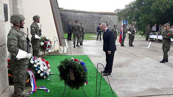 Podpredseda Správnej rady ÚPN Ján Pálffy počas pietneho aktu kladenia vencov