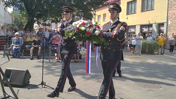 Príslušníci Čestnej stráže prezidenta Slovenskej republiky počas pietneho ceremoniálu