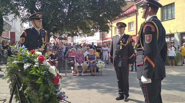 Príslušníci Čestnej stráže prezidenta SR a účastníci pietnej spomienky v Poprade