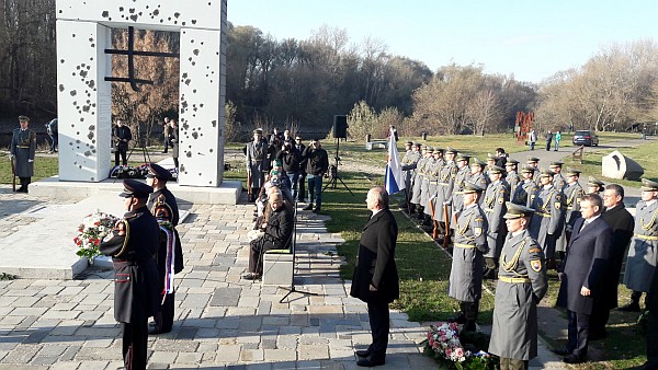 Na pietnej spomienke pri Bráne slobody na Devíne sa zúčastnili najvyšší ústavní činitelia vrátane prezidenta Slovenskej republiky Andreja Kisku