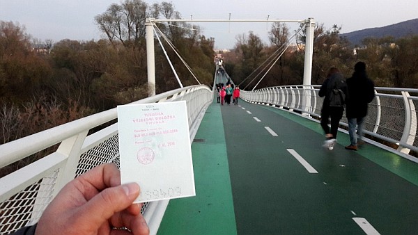 Počas podujatia bolo možné prejsť cez hranice len s "výjazdnou doložkou" – tú prechádzajúci dostali od dobrovoľníkov priamo na moste. Foto: Andrea Púčiková, ÚPN