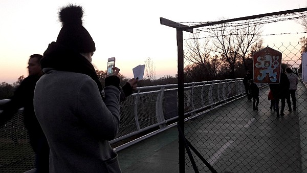 Počas podujatia bolo možné prejsť cez hranice len s "výjazdnou doložkou" – tú prechádzajúci dostali od dobrovoľníkov priamo na moste. Foto: Andrea Púčiková, ÚPN