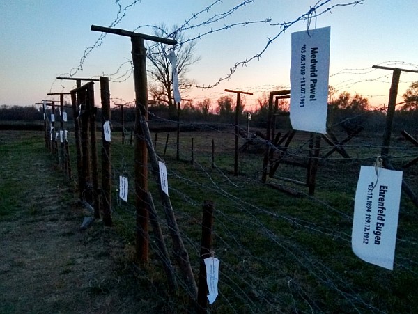 Mená obetí na symbolickom úseku Železnej opony pri Cyklomoste slobody. Foto: Michal Púčik