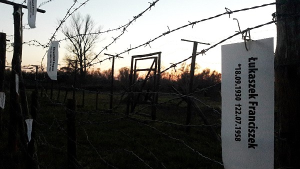 Mená obetí na symbolickom úseku Železnej opony pri Cyklomoste slobody. Foto: Andrea Púčiková, ÚPN