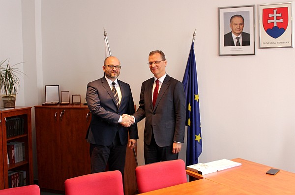 Poľský veľvyslanec Krzysztof Strzałka (vpravo) a podpredseda Správnej rady ÚPN Ján Pálffy