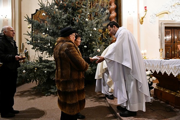 Prinášanie obetných darov počas svätej omše. Vľavo Michal Titus Radošinský, synovec Titusa Zemana, s ktorým sa Anton Srholec pokúsil začiatkom 50. rokoch utiecť cez Železnú oponu