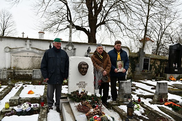 Spomienka pri hrobe Antona Srholca