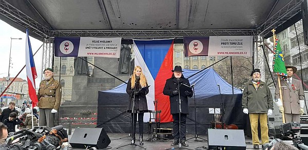 Moderátori podujatia na Václavskom námestí Daniel Herman a Darina Ničová. Foto: Peter Jašek, ÚPN