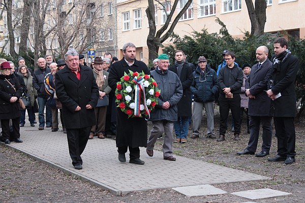 Zástupcovia Konfederácie politických väzňov Slovenska počas spomienky