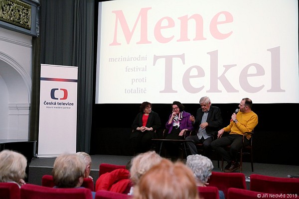 Podujatie Väzenie bez mreží, zľava Nadežda Evansonová, Mária Jurčovičová, Eugen Korda a moderátor Ján Mitáč