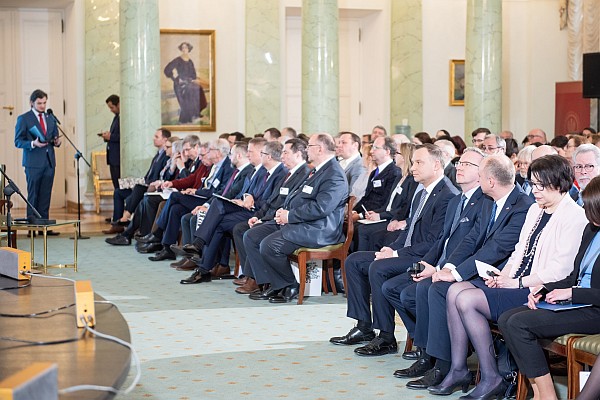 Na konferencii sa zúčastnil aj poľský prezident Andrzej Duda (na fotografii v prvom rade štvrtý sprava)