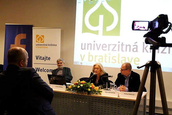 Prvý panel, zľava spisovateľ Viliam Jablonický, Mária Bátorová z Ústavu svetovej literatúry SAV a moderátor, historik ÚPN Ondrej Podolec