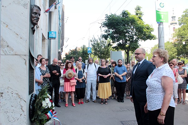 Veniec k buste Jána Langoša položil predseda Správnej rady ÚPN Ján Pálffy a členka Dozornej rady Terézia Holecová