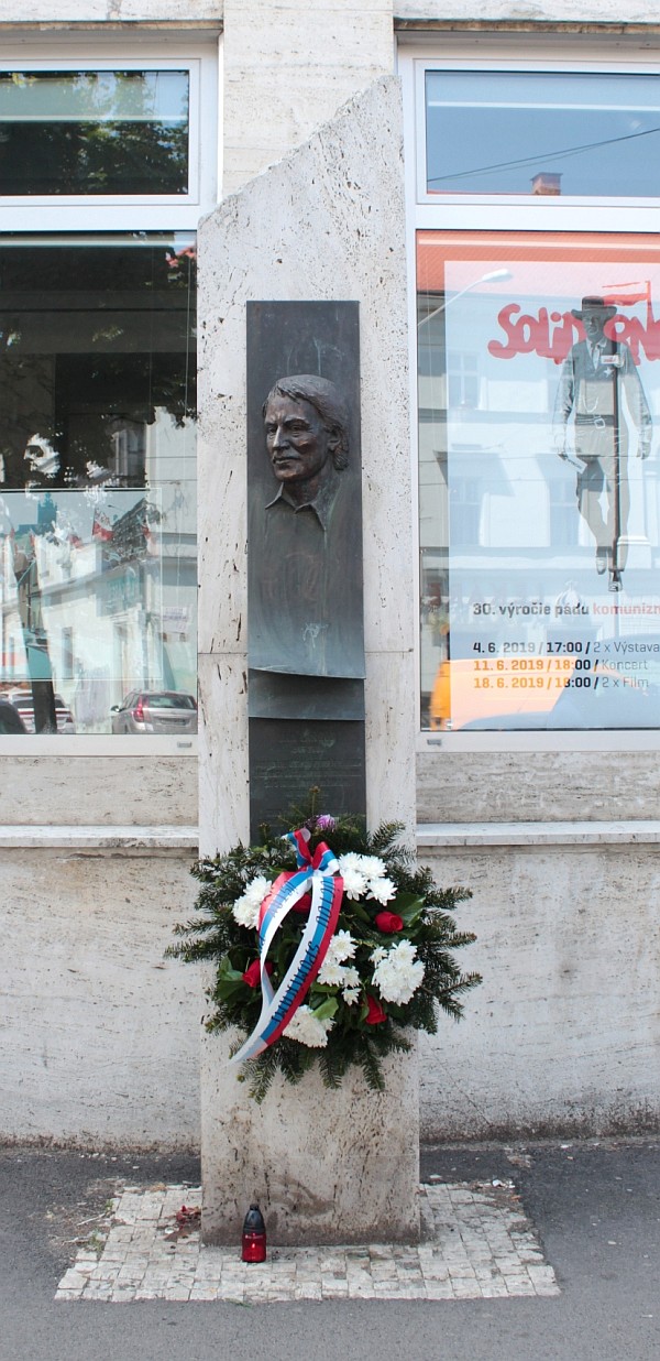Pamätník s bustou Jána Langoša na Námestí SNP v Bratislave