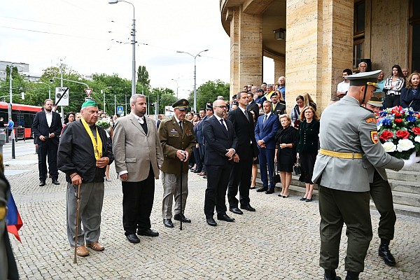 Členovia Konfederácie politických väzňov Slovenska a zástupcovia Ústavu pamäti národa počas pietnej spomienky