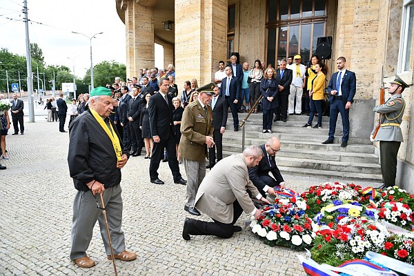 Členovia Konfederácie politických väzňov Slovenska a zástupcovia Ústavu pamäti národa počas pietnej spomienky