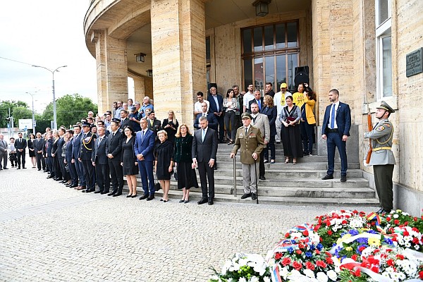 Pietna spomienka na obete invázie vojsk krajín Varšavskej zmluvy do Československa pred Univerzitou Komenského za účasti prenasledovaných komunistickým režimom, predstaviteľov vlády a diplomatov