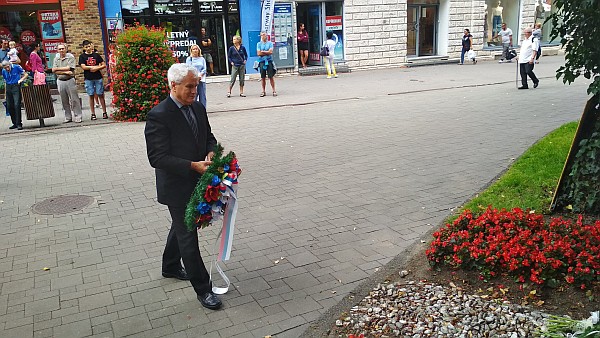 Veniec k pamätníku za Svetové združenie bývalých politických väzňov položil jeho predseda František Bednár