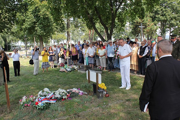 Panychída pri symbolickom hrobe neznámeho politického väzňa