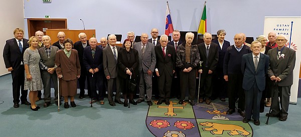 Spoločná fotografia ocenených účastníkov protikomunistického odboja