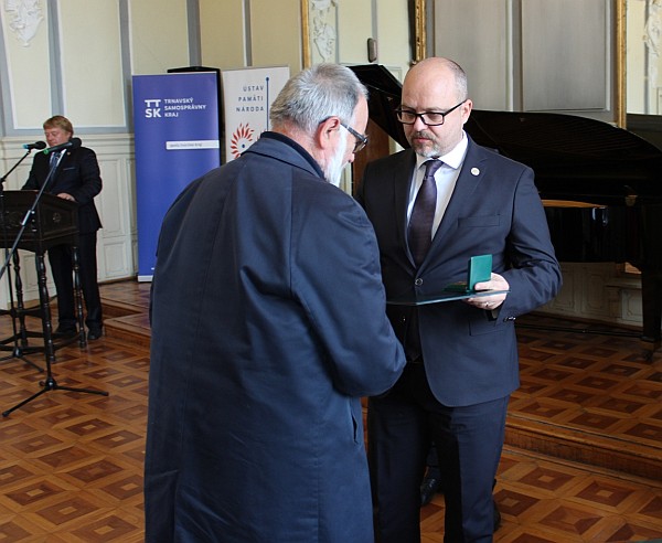 Ďakovné listy a pamätné medaily si bojovníci proti režimu prevzali z rúk predsedu Správnej rady ÚPN Jána Pálffyho