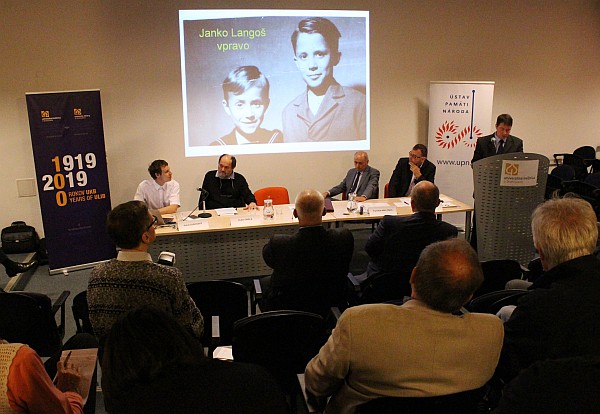 Prednáška historika ÚPN Patrika Dubovského počas prvého panelu Samizdaty v procese krízy režimu