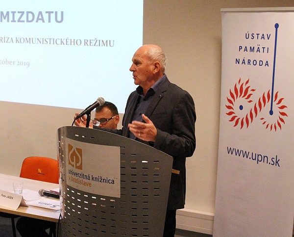 Prednáška niekdajšieho disidenta Františka Mikloška počas prvého panelu Samizdaty v procese krízy režimu