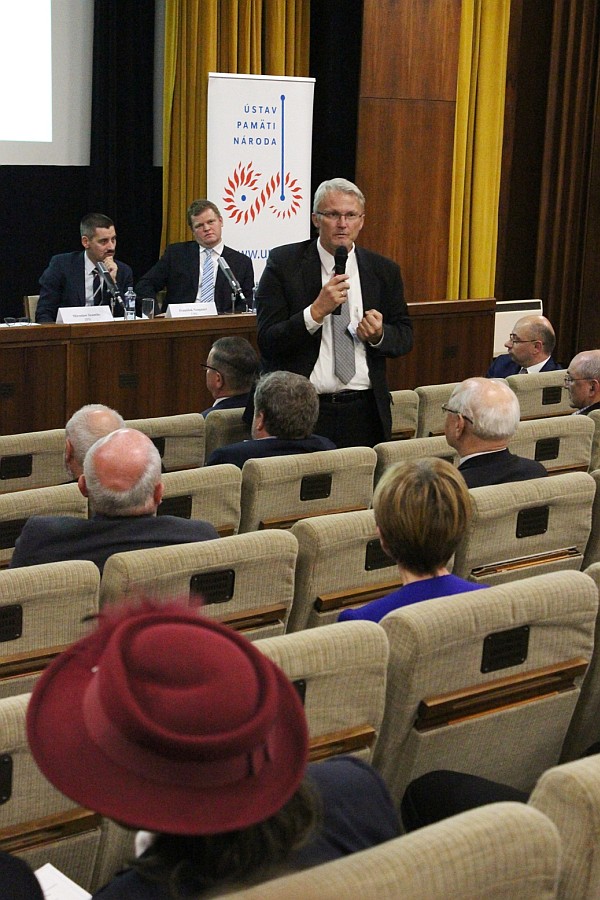 Branislav Borovský, ktorý spolupracoval na prenášaní náboženskej literatúry cez hranice, počas diskusie