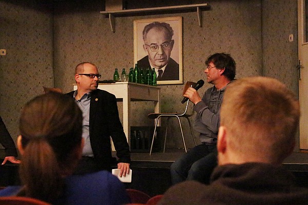 Diskusia po predstavení Audiencia s historikom ÚPN Ondrejom Podolcom (vľavo) a hercami Igorom Kasalom (vpravo) a Michalom Novodomským