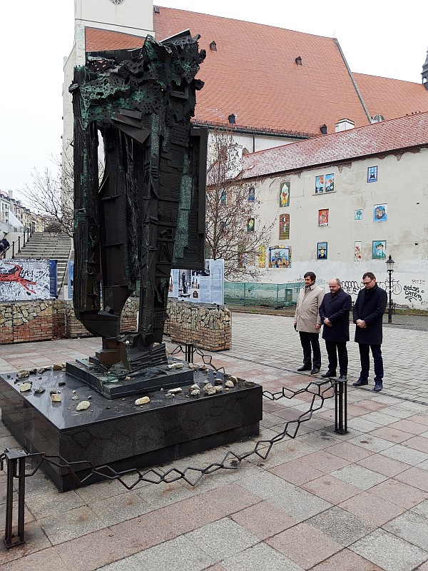 Predseda Správnej rady ÚPN Ján Pálffy (v strede), riaditeľ Archívu ÚPN Ľubomír Ďurina (vľavo) a riaditeľ Sekcie vedeckého výskumu ÚPN Peter Jašek (vpravo) si uctili obete holokaustu položením venca k pamätníku na Rybnom námestí v Bratislave