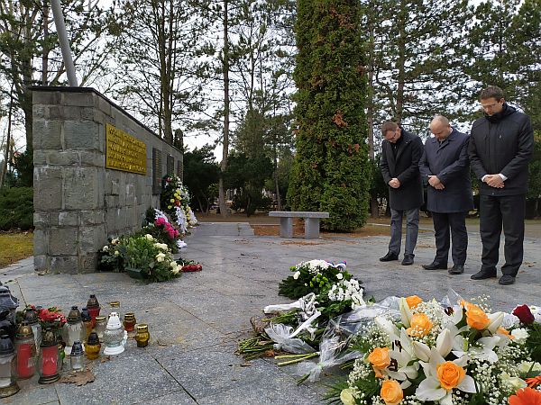 Úctu obetiam komunizmu vzdali uložením venca k pamätníku na cintoríne Vrakuňa v Bratislave predseda Správnej rady ÚPN Ján Pálffy (v strede), riaditeľ Sekcie vedeckého výskumu ÚPN Peter Jašek (vľavo) a riaditeľ sekretariátu Jerguš Sivoš (vpravo)