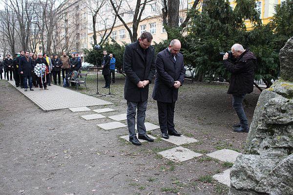 Účastníci pietnej spomienky vzdali úctu obetiam komunistickej totality položením vencov k pamätníku