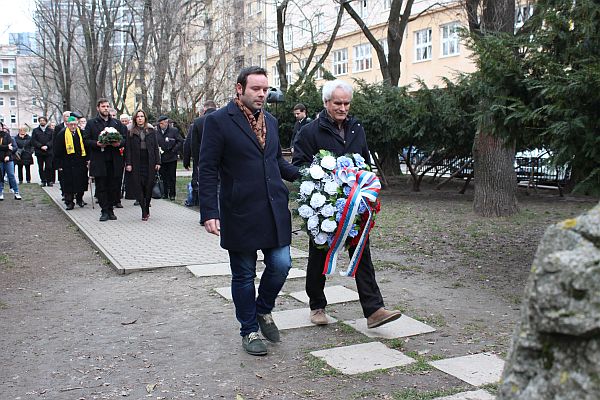 Účastníci pietnej spomienky vzdali úctu obetiam komunistickej totality položením vencov k pamätníku