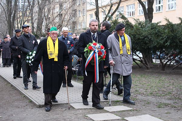 Účastníci pietnej spomienky vzdali úctu obetiam komunistickej totality položením vencov k pamätníku