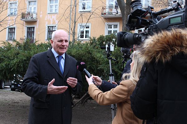 Disident a jeden z organizátorov Sviečkovej manifestácie František Mikloško