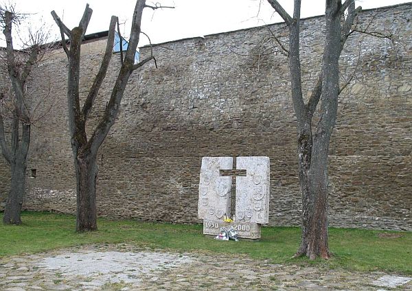 Pamätník internovaným rehoľníkom na nádvorí Kláštora redemptoristov v Podolínci