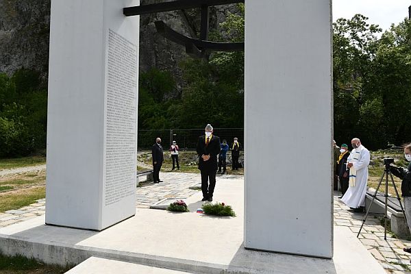 Podpredseda KPVS Branislav Borovský pri kladení vencov k pamätníku Brán slobody v Devíne