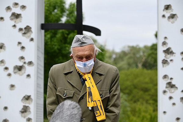 Bývalý jáchymovský politický väzeň Branislav Tvarožek pri príhovore počas spomienky