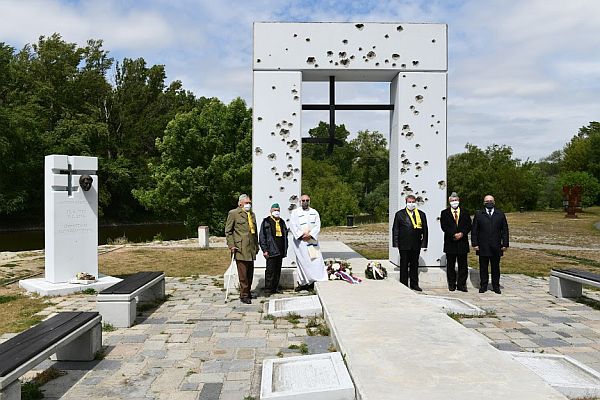 Účastníci neverejnej pietnej spomienky pri pamätníku Brána slobody v Devíne, zľava: Branislav Tvarožek, Jozef Filipovič, Štefan Herényi, Peter Sandtner, Branislav Borovský a Ján Pálffy