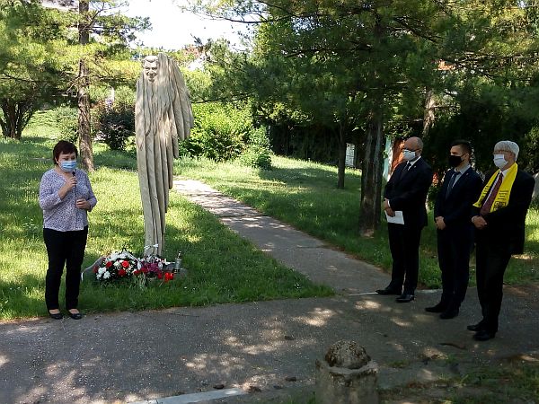 Príhovor na spomienke predniesla aj neter A. Srholca Marta Košíková. Vpravo Ján Pálffy, vicestarosta Ružinova Michal Gašaj a podpredseda Konfederácie politických väzňov Slovenska Branislav Borovský (zľava)