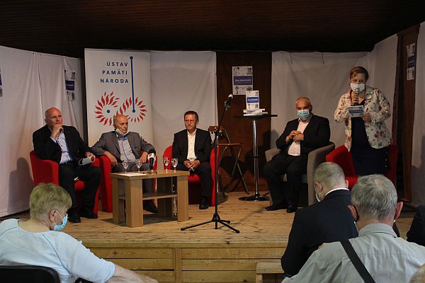 Účastníci prezentácie publikácie Éra samizdatu: zľava František Mikloško. Ján Čarnogurský, Martin Lauko, autor knihy Ján Šimulčík