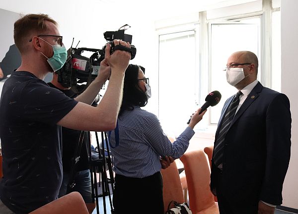Predseda Správnej rady ÚPN Ján Pálffy počas rozhovoru pre médiá