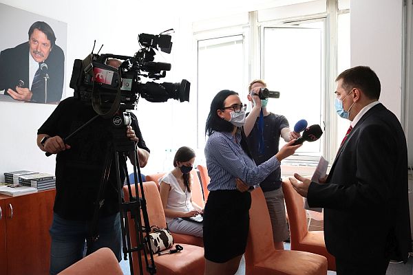 Odborný pracovník Sekcie dokumentácie ÚPN Daniel Halčín počas rozhovoru pre médiá