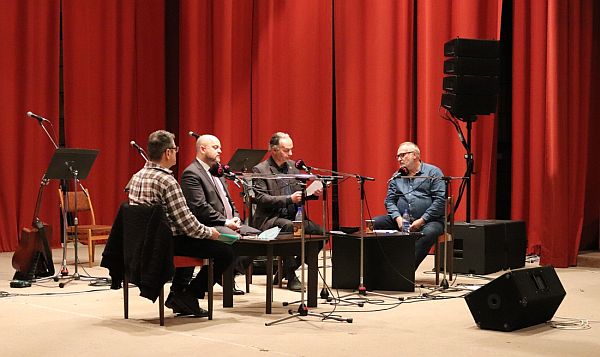 Poslucháčom sa počas otvorenia Festivalu slobody v Rádiu Devín prihovoril predseda Správnej rady ÚPN Ján Pálffy a riaditeľ festivalu Ján Endrődi. Príhovor riaditeľa Európskej siete Pamäť a solidarita Rafała Rogulského predniesol Laco Kerata