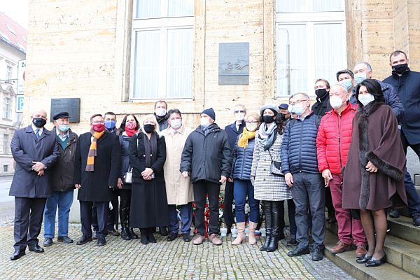 Študentskí aktivisti a osobnosti Nežnej revolúcie spolu s účastníkmi pietnej spomienky pred budovou Univerzity Komenského