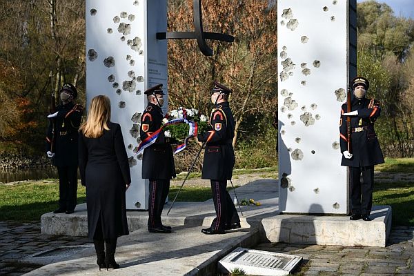 Prezidentka Zuzana Čaputová vzdala úctu obetiam komunizmu položením venca k pamätníku Brána slobody aj k buste roky nespravodlivo väzneného saleziánskeho kňaza a niekdajšieho predsedu KPVS Antona Srholca