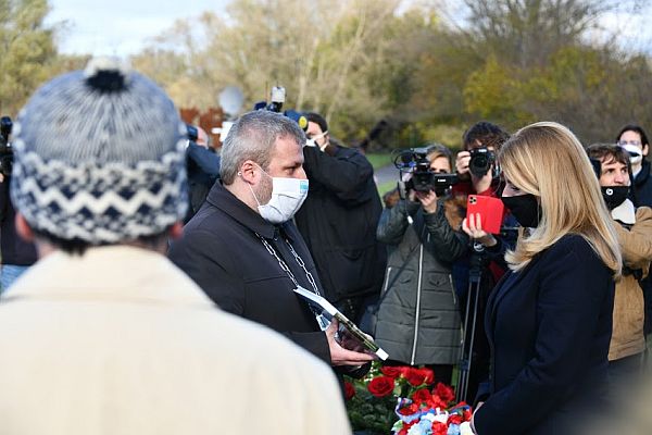 Predseda Konfederácie politických väzňov Slovenska Peter Sandtner odovzdal prezidentke Zuzane Čaputovej publikáciu KPVS mapujúcu miesta pamäti