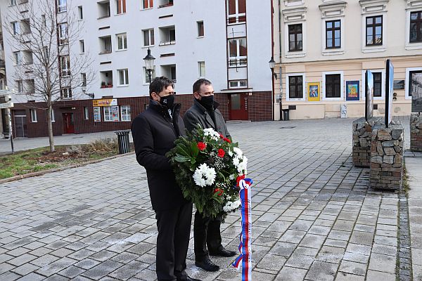 Zástupcovia Ústavu pamäti národa Ľubomír Ďurina a Peter Jašek položili veniec k Pamätníku obetiam holokaustu v Bratislave