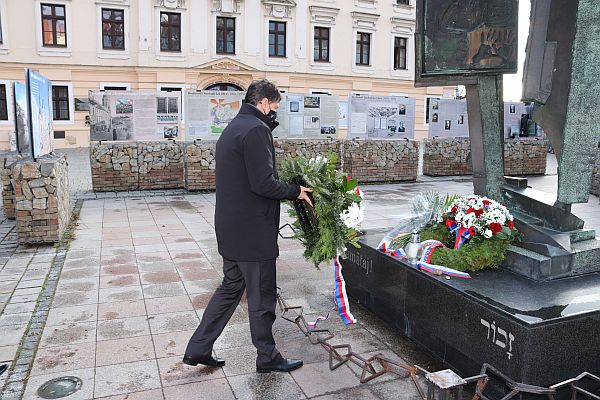 Ľubomír Ďurina kladie veniec k pamätníku